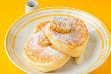 リコッタパンケーキ w/ フレッシュバナナ、 ハニーコームバター