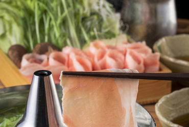 贅沢な豚肉をさっぱりと味わえる、コースとしても人気が高い『松阪プレミアム豚しゃぶしゃぶ』