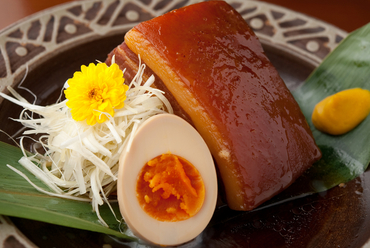 島豚の皮と脂がとろける、まろやかな味わいの『ラフテー』