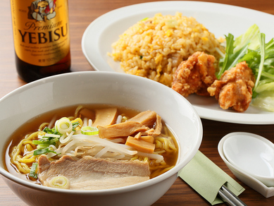 人気の定番は懐かしの味!『チャーラーセット』は醤油ラーメン、半チャーハン、唐揚げのセット