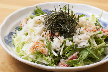 新鮮な野菜とズワイガニの旨みのコラボレーションが楽しめる『蟹サラダ』
