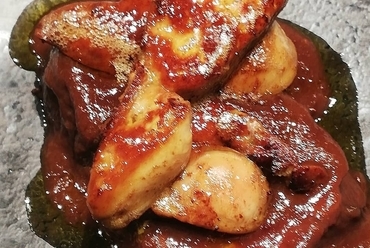 牛タンの赤ワイン煮込みとフォアグラのソテー