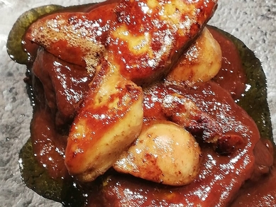 牛タンの赤ワイン煮込みとフォアグラのソテー