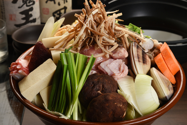 出汁に鶏と野菜の旨味が絡み合う、相撲部屋直伝の伝統の味を再現した本格的な『醤油ちゃんこ鍋』