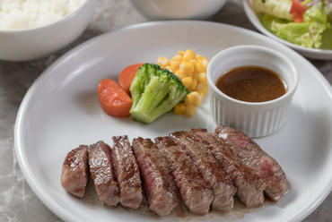 肉本来の旨みを堪能できる『もとぶ牛ももステーキセット』