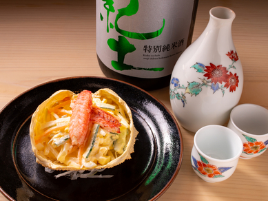 繊細な甘味と食感の北海道産の毛蟹を贅沢に味わえる『三ぶん名物 毛蟹サラダ』