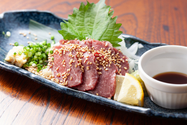 馬肉の本場・熊本から仕入れた『霜降り馬刺し』