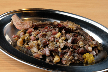 炭の煤で表面を真っ黒に焼きあげた、宮崎を代表する鶏料理といえば『もも焼きバラシ』