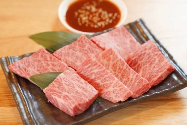 お口の中で蕩ける食感。焼肉の醍醐味を堪能する『特上カルビ』