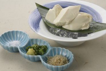 割り醤油・塩・薬味を添えて味わう、雅な京の味『おぼろとうふ』