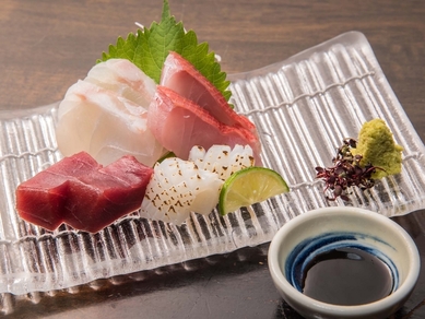 多種多様に仕入れた鮮魚の中から厳選。旬を味わう『ええとこ盛り(4種2切)』