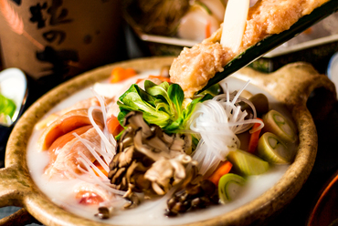 素材の旨みが凝縮された『名古屋コーチンの水炊き(白湯鍋)』