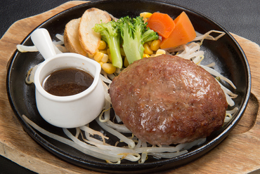 牛肉を100%使用したシンプルかつボリュームのある絶品ハンバーグ『和風ハンバーグ』