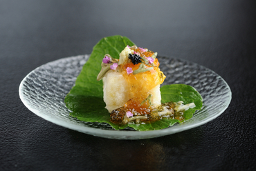 彩りよく和洋折衷の味を楽しめる『馬鈴薯豆腐 白扇揚 蓴菜ジュレ 葉山葵 穂じそ キャビア』