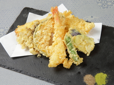 サクッとした衣に旨みを閉じ込めた『天ぷら盛り合わせ』