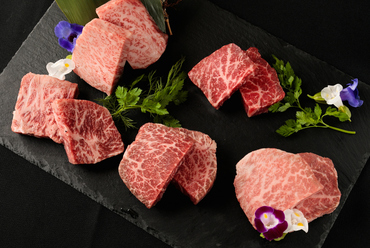 噛むほどに深い味わいが広がる。鹿児島県産『黒毛和牛5種盛り合わせ 200g』