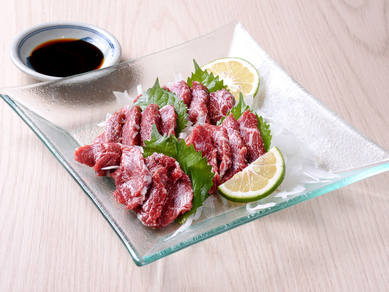 とろける美味しさ! 質・量ともにこだわった本場直送の『馬刺し』