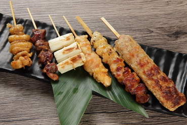 いろいろな部位を楽しめる『焼き鶏盛り合わせ』