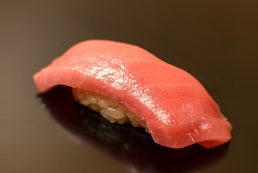 鮪のおいしさを再確認「中トロ」握りは自慢の一品、お店の看板メニュー『本鮪の握り』