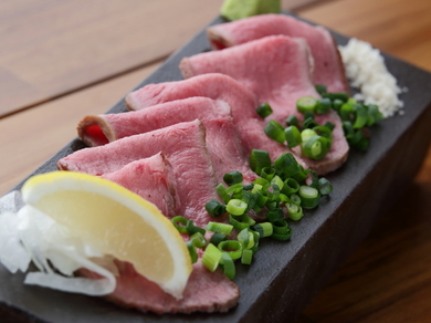 タンの魅力が凝縮された味わい『激レア!熟成牛タン 旨塩添え』