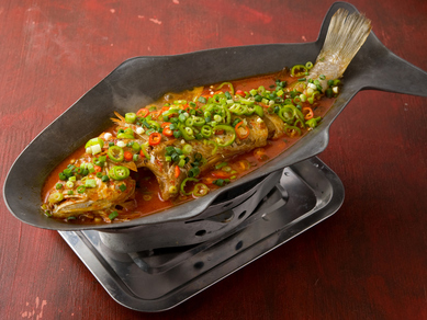発酵させた季節の白身魚を蒸し煮にした『香辣魚(臭魚~季節の白身魚の香辣蒸し)』※サイズにより価格変動