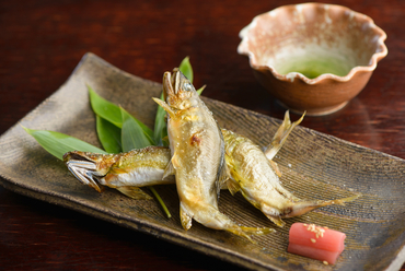 囲炉裏で旨みを凝縮して焼き上げた鮎(6~10月)や岩魚(10月末~5月末)の塩焼き