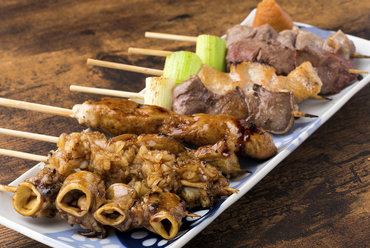 国産豚肉を使用した『やきとん』の注文は1本単位、「秘伝のタレ」or「オリジナル塩」をお選びください