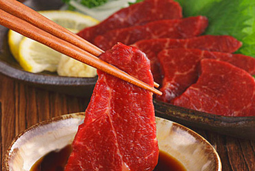 本場からの産地直送ならではの味。新鮮で極上の霜降りを堪能できる『馬刺 熊本直送』