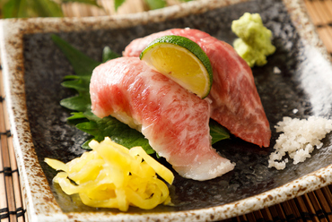 国産黒毛和牛を使った贅沢な『肉寿司』
