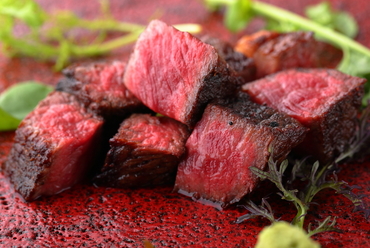 お店の定番人気メニュー。炭火で焼いた肉汁たっぷりの『山形牛赤身』