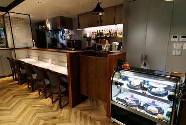 スタイリッシュでモダンな店内。ゆったりとした開放感を演出