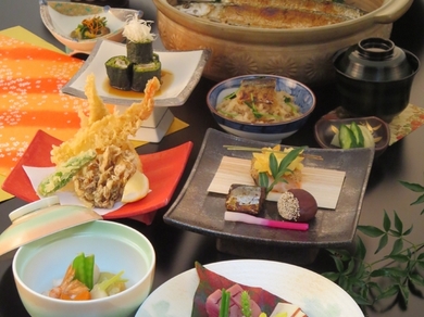 四季折々の食材を五感で堪能する『季節の会席』は趣向を凝らした美しい仕上がり