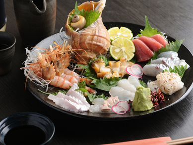 新鮮、ピチピチ! その日の良いものを集めた『刺身盛合せ』※写真は2人前