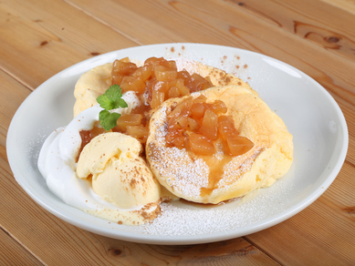 フワフワのとろける食感がたまらない!アップルパイを思わせる『アップルシナモンパンケーキ』