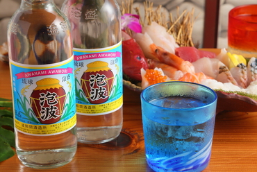 沖縄料理に欠かせない泡盛が40種類以上と豊富