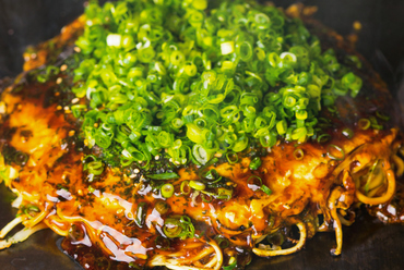 こうばしい香り、アツアツをほおばる幸せ『お好み焼き 肉玉そば(ネギかけ)』