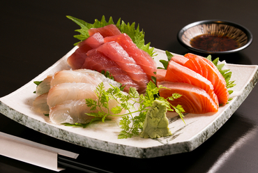 6種類の魚から、好みの3種類を選んで盛り合わせてもらえる『三品お刺身盛り』