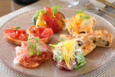 季節の味覚で彩る華やかな一皿『前菜おまかせ盛り合わせ 6種』