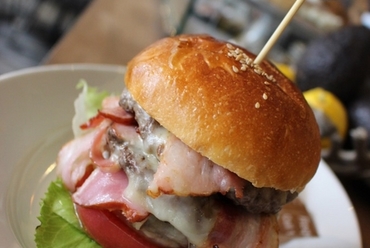 つなぎは一切使わず国産牛100%にこだわったパテを使用した『ベーコンチーズバーガー』