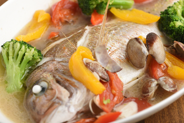 “まえもん”鮮魚の味が生きる『天然明石鯛のアクアパッツァ』