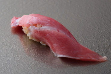 ネタとシャリが絶妙のバランス。築地直送の天然マグロが濃厚な味わいの『トロ』