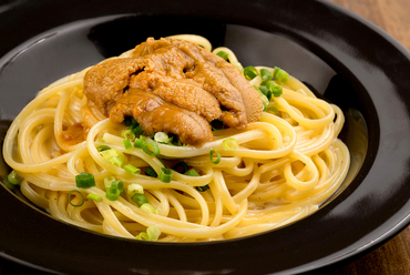 うに本来の味をそのまま楽しめる。まずは生うにで、次は麺にからめて二度美味しい『うにのパスタ』