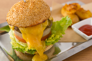 素材1つひとつにこだわった『自由が丘チーズバーガーセット』