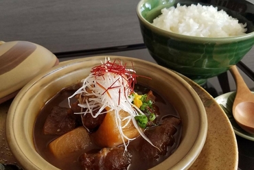 温泉卵が香ばしく焼いた飛騨牛とご飯にからみ絶妙の旨さに!『飛騨牛スタミナおひつ』