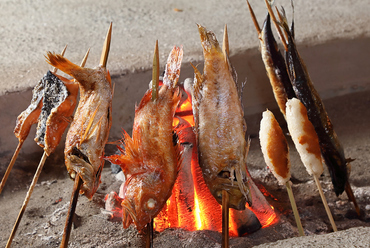 魚の美味しさを丸ごと味わえる「原始焼」