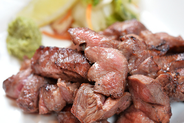 鮮度に徹底してこだわった厚切りタンを、2種類の備長炭で焼き上げる『炭焼き厚切り牛タン』