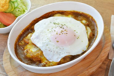 カリー工房の大人気メニュー。とろーり卵とチーズの『焼きカレー』