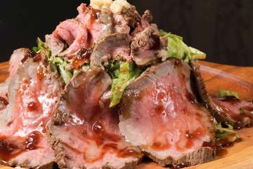 じっくり焼いたお肉を厚めにカット。ワイルドで肉々しい『Flores特製ローストビーフ』