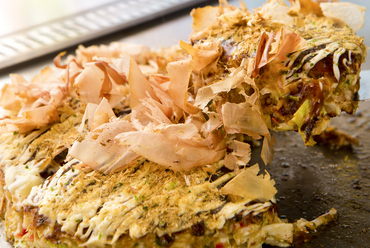 関西風のモダン焼きをベースに、焼きそばをサンドしたボリュームたっぷりの『スペシャルお好み焼』