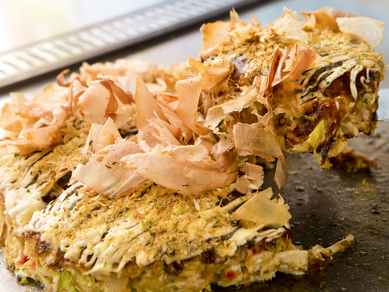 関西風のモダン焼きをベースに、焼きそばをサンドしたボリュームたっぷりの『スペシャルお好み焼』